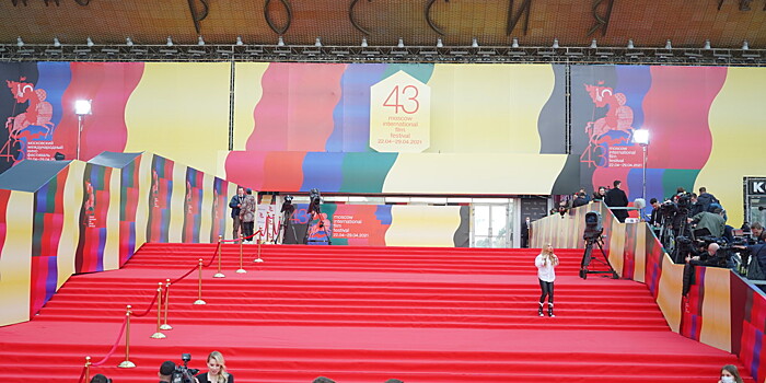Нескромный разрез и диснеевский образ: церемония открытия 43-го Московского кинофестиваля (ФОТО)