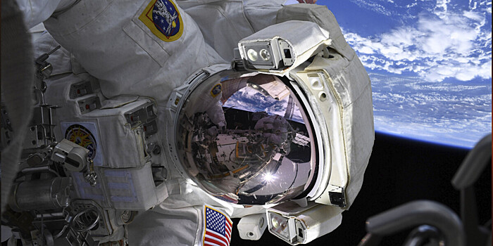 Астронавты из США и Японии вышли в открытый космос с борта МКС