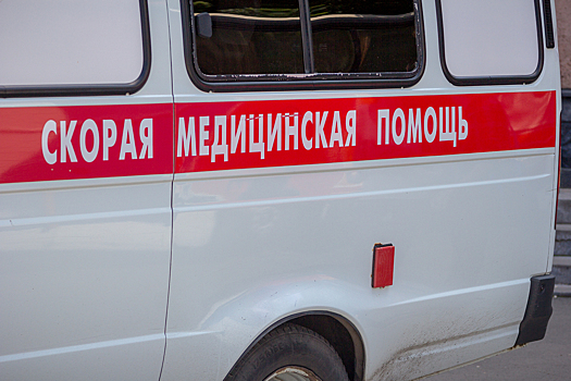 Мужчина скончался в машине скорой помощи после падения на пути в метро Санкт-Петербурга