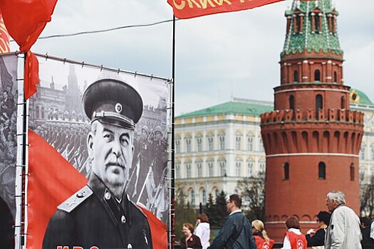 В КПРФ призвали уволить учителя, призвавшего убрать портрет Сталина из школы