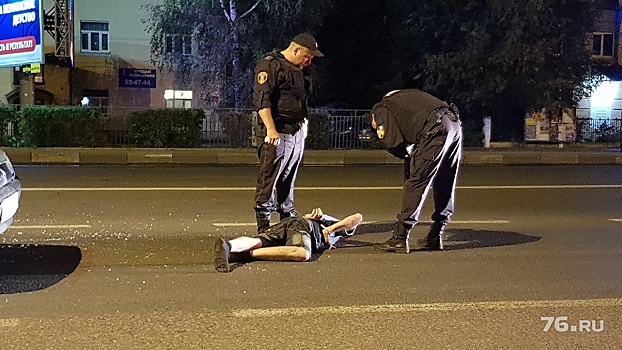 Бросился под колёса: в Ярославле пешехода скрутили посреди дороги