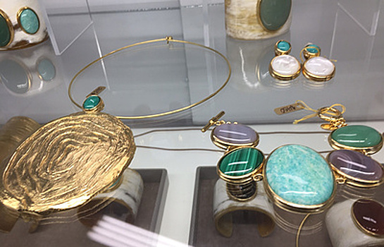Золото, старые камеи и пластик: выставка ювелирных украшений открылась в Нью-Йорке