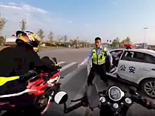 Китайский «гаишник» нарушил спокойствие трёх байкеров: видео