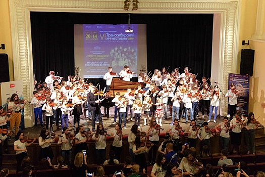 Флешмоб "100 скрипок" завершил VI Транссибирский фестиваль