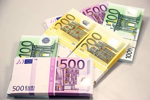 Россиянину отказали в обмене валюты в Европе из-за санкций