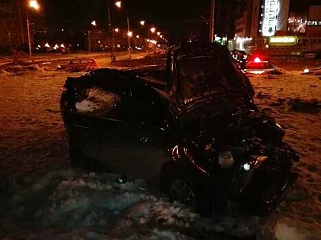 Водитель Hyundai I40 протаранил бордюр в Тольятти: два человека получили травмы