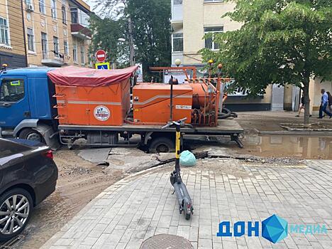 В центре Ростова машина коммунальщиков провалилась под асфальт