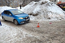 В Ижевске ребенок попал под машину, скатившись со снежного вала у дороги