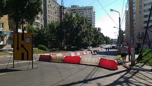 Дорога на неделю. В Воронеже пришлось срезать новый асфальт, чтобы заменить трубы