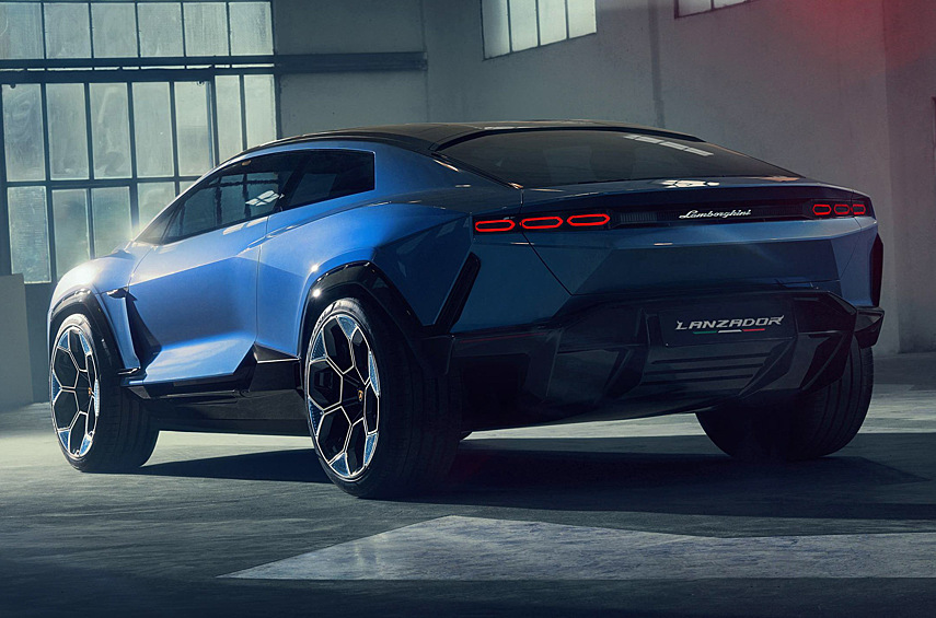 Внедорожный суперкар получил салон с посадочной формулой 2+2 и внушительный клиренс. Пока это концепт, так что технической информации немного.