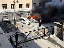 Автомобиль Hyundai Tucson сгорел дотла возле Института ФСБ в Новосибирске