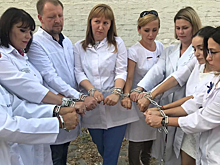 В Астрахани врачи сковали себя цепью в поддержку коллеги
