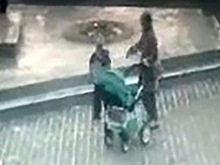 Мать потушивших в Оренбурге снегом Вечный огонь детей оштрафуют