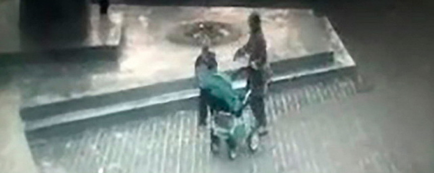 Мать потушивших в Оренбурге снегом Вечный огонь детей оштрафуют