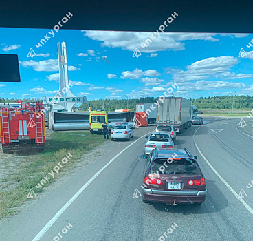 В Кургане фура перевернулась на бок
