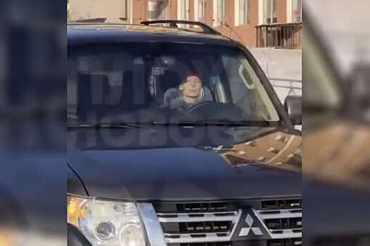 В Омске на видео попало, как женщина на Mitsubishi не пропустила реанимобиль