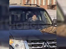 В Омске на видео попало, как женщина на Mitsubishi не пропустила реанимобиль