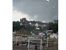 Под Туапсе торнадо обрушился на берег, подняв в воздух строения и плавсредства