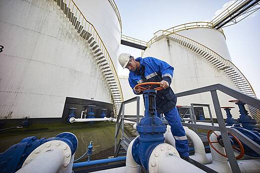 Россия переориентировала поставки газа и нефти с Запада на Восток