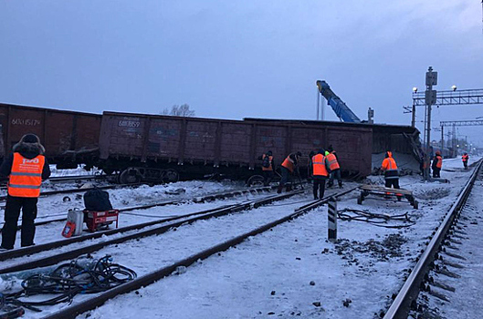 В Свердловской области несколько вагонов с щебнем сошли с рельсов и опрокинулись