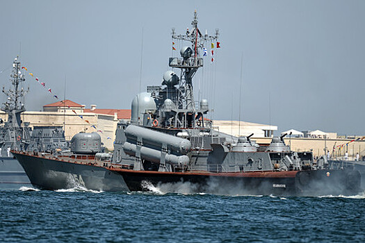 Украина направила буксир к своему терпящему бедствие судну в Черном море