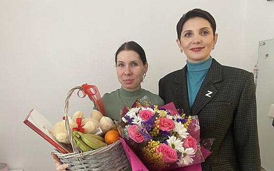 В Свердловской области депутат «Единой России» поздравила с 8 Марта семью бойца СВО