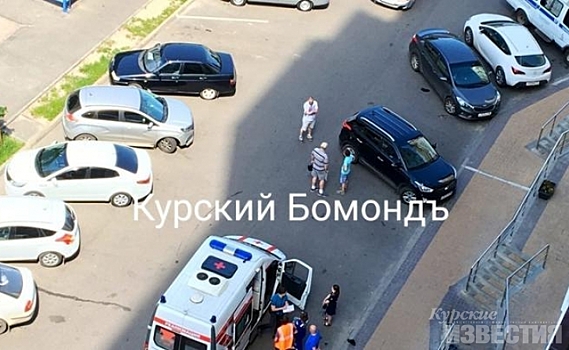 Друзья курянина, погибшего при падении с 8 этажа, ищут записи видеорегистраторов