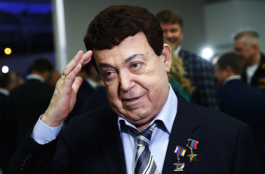 Народный артист СССР Иосиф Кобзон остается в больнице, его состояние оценивается как стабильное, средней тяжести. О госпитализации 80-летнего артиста стало известно 26 июля 