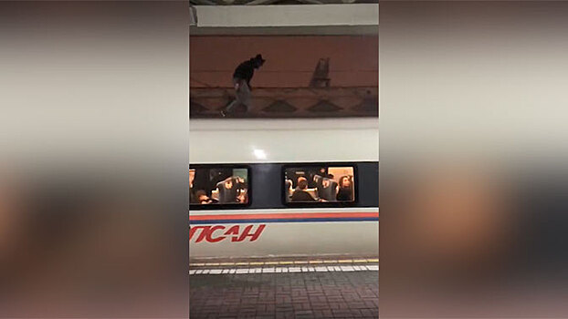 Неизвестный мужчина устроил забег по крыше «Сапсана» в Москве