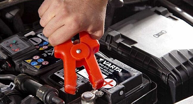 Можно ли прямо в машине зарядить севший аккумулятор?