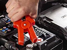 Можно ли прямо в машине зарядить севший аккумулятор?