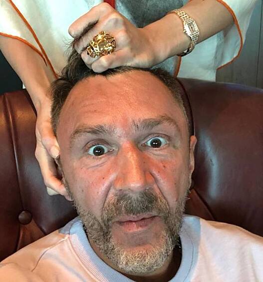 Обилие ненормативной лексики, пародии на коллег, осуждающие стихи, посвященные Ксении Собчак, фото в одном носке на причинном месте – от Сергея Шнурова можно ожидать чего угодно.