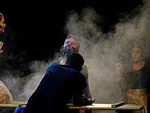 На спектакле студенты саратовского эконома обливали зрителей водой и курили сигары