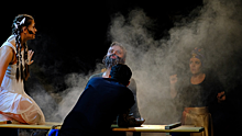 На спектакле студенты саратовского эконома обливали зрителей водой и курили сигары