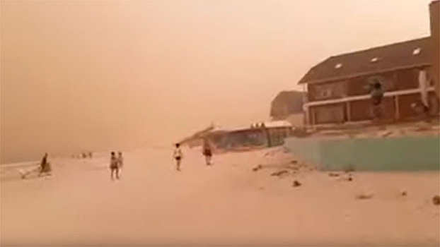Пылевая буря накрыла побережье Азовского моря