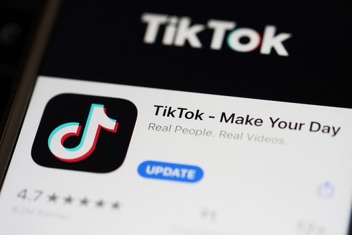 Сенатор Уорнер заявил, что TikTok сможет работать в США, если сменит владельца