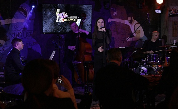 The Beatles на контрабасе. Омский дуэт "Фонотека" на вечер стал квартетом