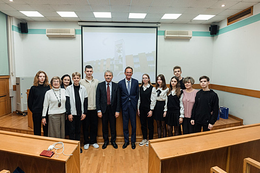 Префект Зеленограда Анатолий Смирнов посетил МИЭТ во время встречи со школьниками города Буй