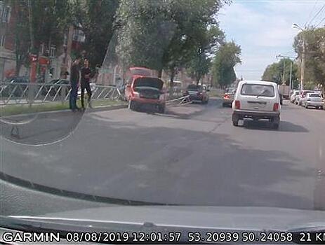 На ул. Победы водитель легковушки врезался в ограждение на разделительной полосе