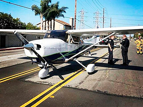 Американка посадила самолет на шоссе