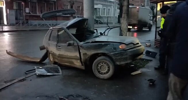 Очевидец: В центре Саратова «четырнадцатая» врезалась в иномарку и протаранила столб