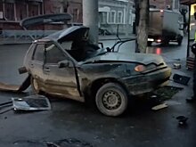 Очевидец: В центре Саратова «четырнадцатая» врезалась в иномарку и протаранила столб