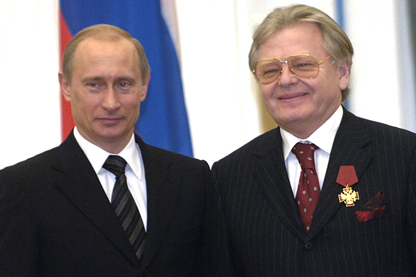 Президент РФ Владимир Путин во время вручения ордена «За заслуги перед Отечеством» IV степени композитору и певцу Юрию Антонову в Москве, 5 мая 2005 года