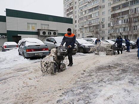 Работники «Жилищника» очистили от наледи и снега тротуары на Волгоградском проспекте