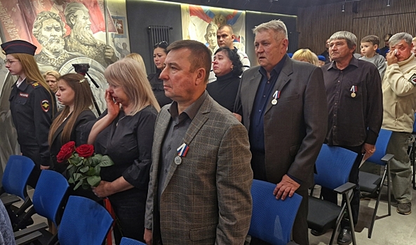 В Волгограде отцам героев СВО вручили медали «Отец солдата»