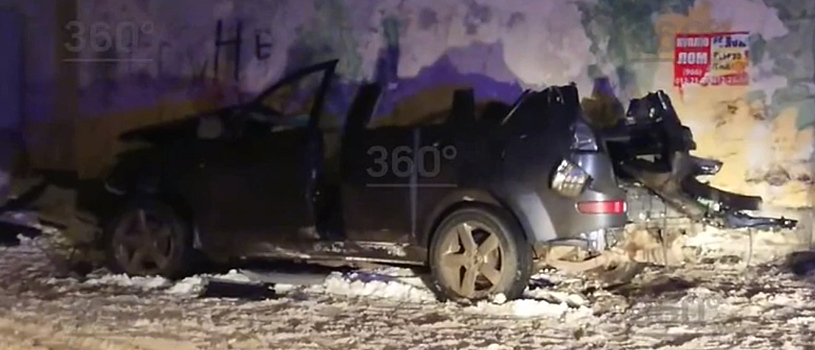 Пьяные подростки на Mitsubishi врезались в бетонную стену. Видео