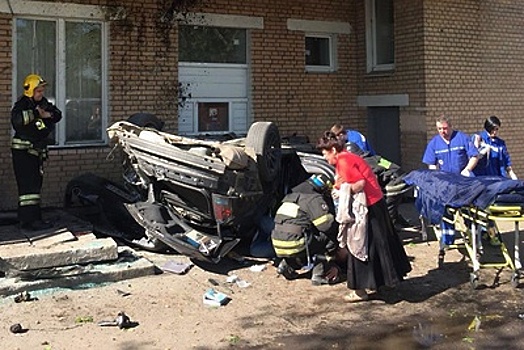 Водитель Mercedes врезался в здание на юге Москвы