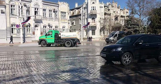 В Евпатории моют улицы перед приездом Аксенова
