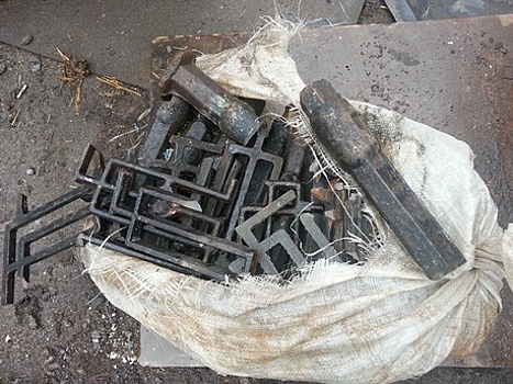 В Немане два рецидивиста украли могильную оградку с кладбища, чтобы сдать на металлолом