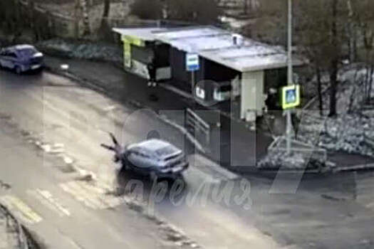 В Карелии на видео попало, как 80-летний водитель Lada сбил пенсионерку